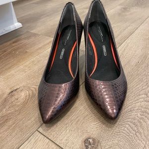Rockport walkability 3 inch heels in size 6. With cushion for extra comfort.